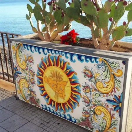 Dahlia Giardini-taormina Джардини-Наксос